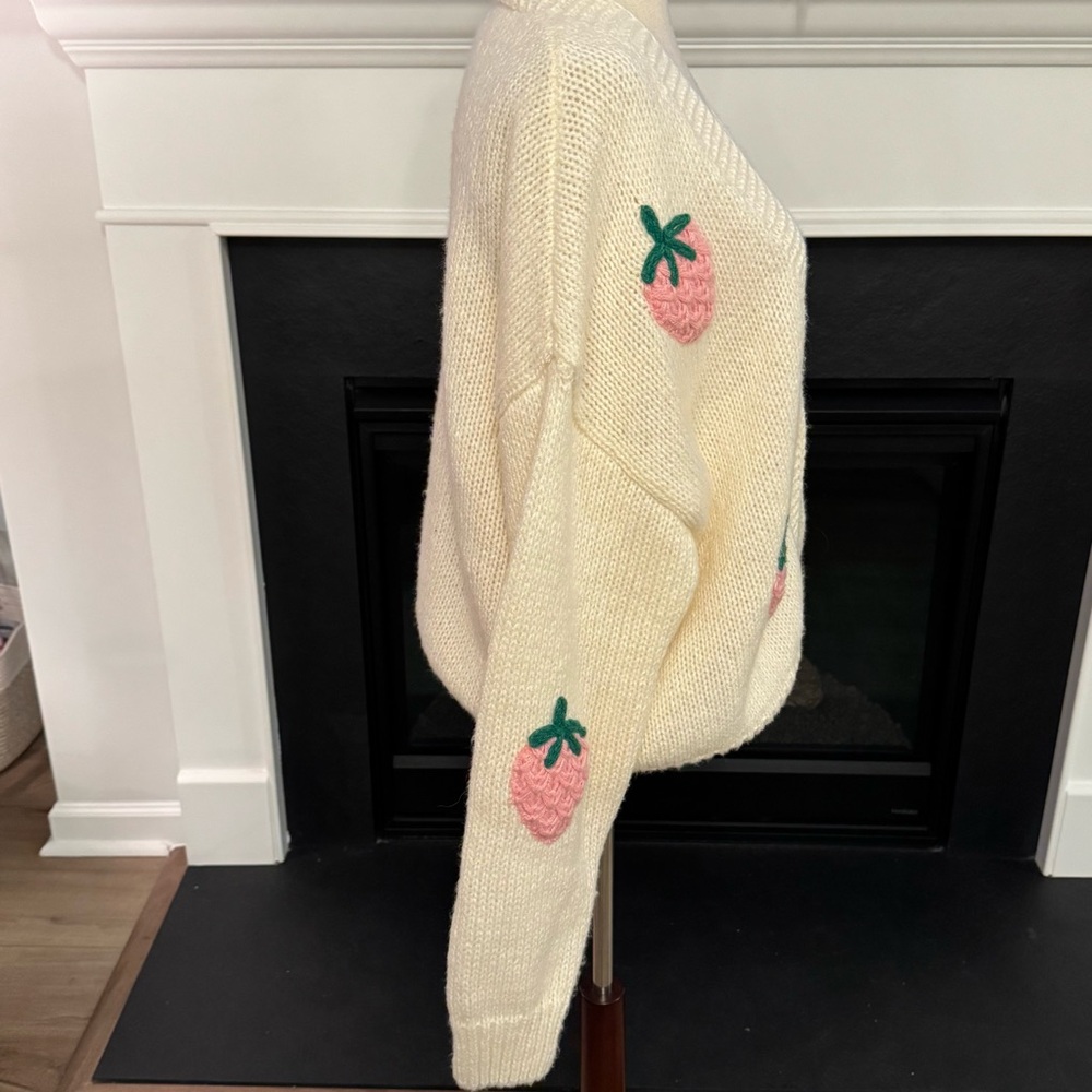 🍓 Luna Ivy Cream Knit Strawberry Cardigan (L) - Picture 4 of 9